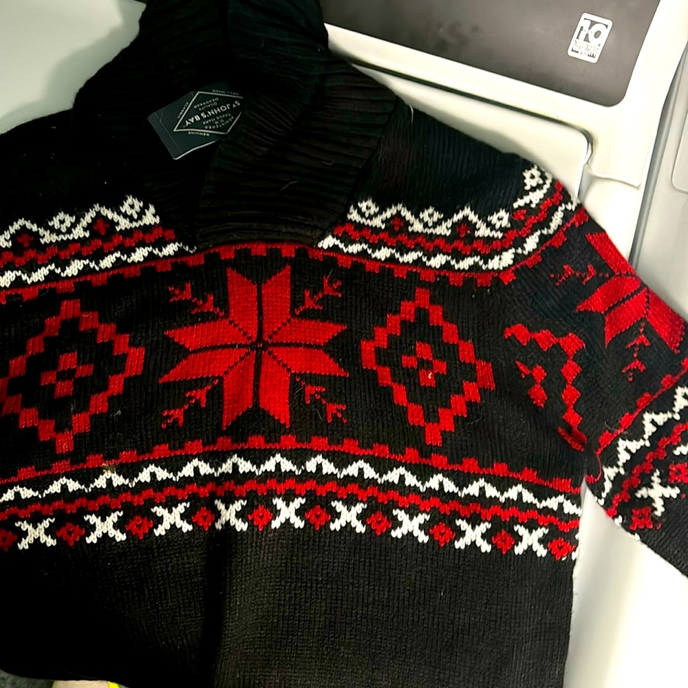 Men’s St. John’s bay knit patterned sweaterter with long collar